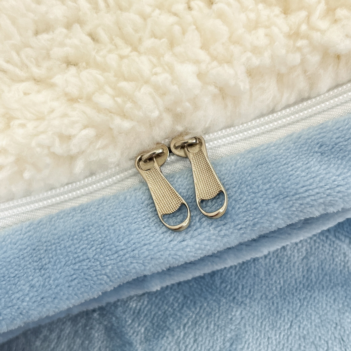 91家纺网 家纺一手货源 找家纺 乐坊 2025新款大阪羊羔绒牛奶绒卡通四件套冬季加厚保暖 大耳鼠狗-白蓝