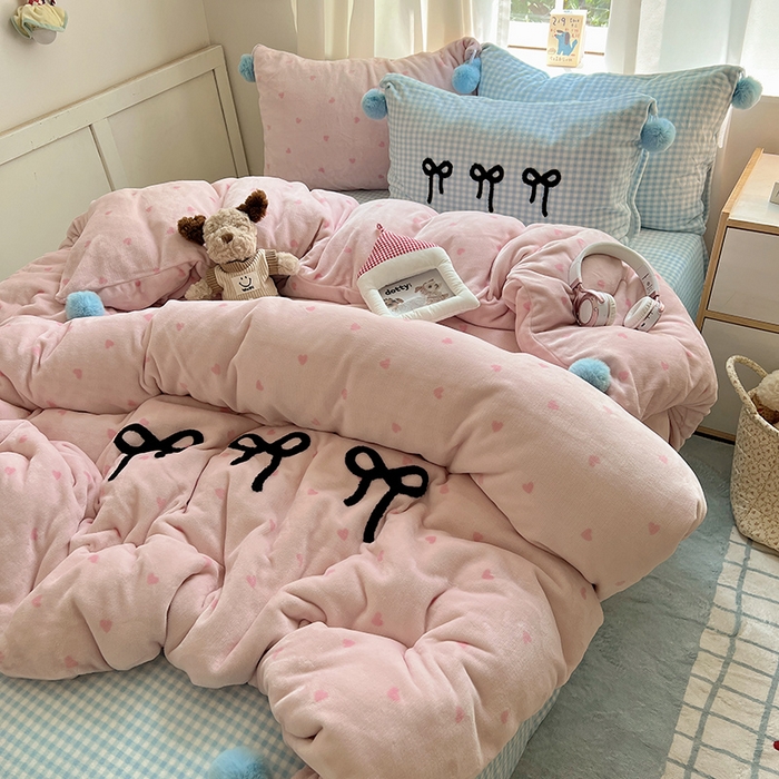 91家纺网 家纺一手货源 找家纺 桃子家居 2025新款insA类少女甜心毛球混搭工艺蝴蝶结刺绣毛巾绣印花加厚牛奶绒四件套 绒毛球-蝴蝶结草莓蓝格