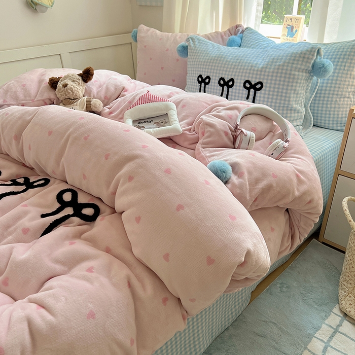 91家纺网 家纺一手货源 找家纺 桃子家居 2025新款insA类少女甜心毛球混搭工艺蝴蝶结刺绣毛巾绣印花加厚牛奶绒四件套 绒毛球-蝴蝶结草莓蓝格