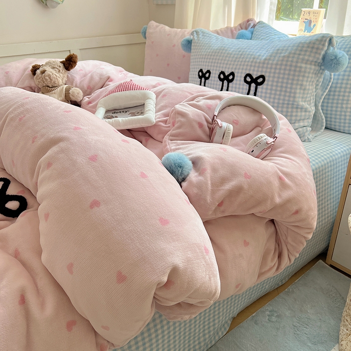 91家纺网 家纺一手货源 找家纺 桃子家居 2025新款insA类少女甜心毛球混搭工艺蝴蝶结刺绣毛巾绣印花加厚牛奶绒四件套 绒毛球-蝴蝶结草莓蓝格