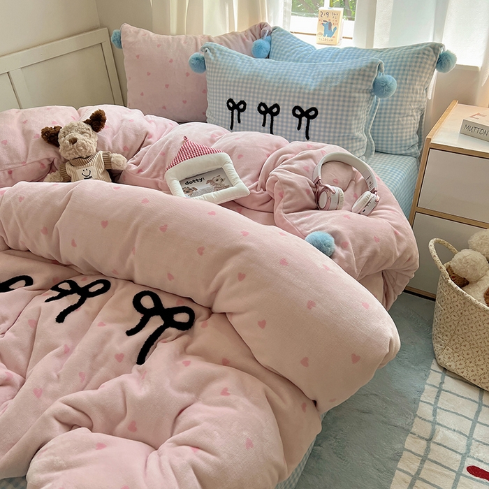 91家纺网 家纺一手货源 找家纺 桃子家居 2025新款insA类少女甜心毛球混搭工艺蝴蝶结刺绣毛巾绣印花加厚牛奶绒四件套 绒毛球-蝴蝶结草莓蓝格