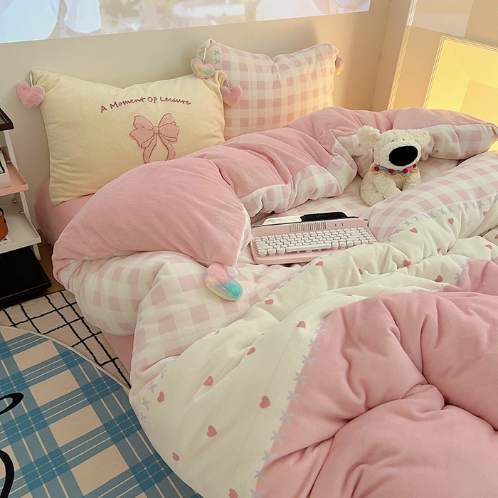 91家纺网 家纺一手货源 找家纺 桃子家居 2025新款insA类少女甜心毛球混搭工艺蝴蝶结刺绣毛巾绣印花加厚牛奶绒四件套 绒毛球-蝴蝶结粉甜心