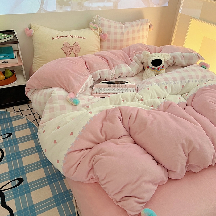 91家纺网 家纺一手货源 找家纺 桃子家居 2025新款insA类少女甜心毛球混搭工艺蝴蝶结刺绣毛巾绣印花加厚牛奶绒四件套 绒毛球-蝴蝶结粉甜心