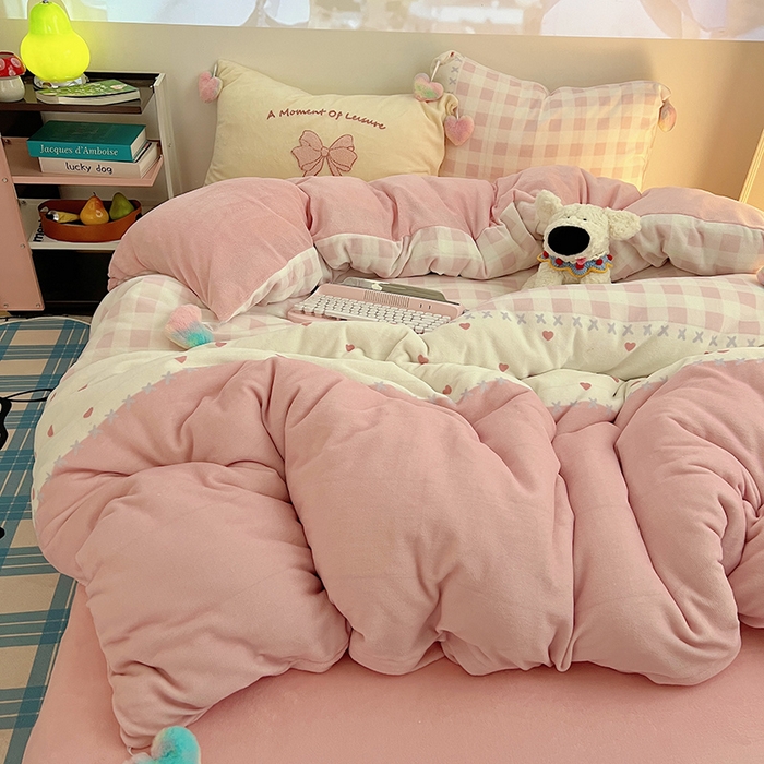 91家纺网 家纺一手货源 找家纺 桃子家居 2025新款insA类少女甜心毛球混搭工艺蝴蝶结刺绣毛巾绣印花加厚牛奶绒四件套 绒毛球-蝴蝶结粉甜心