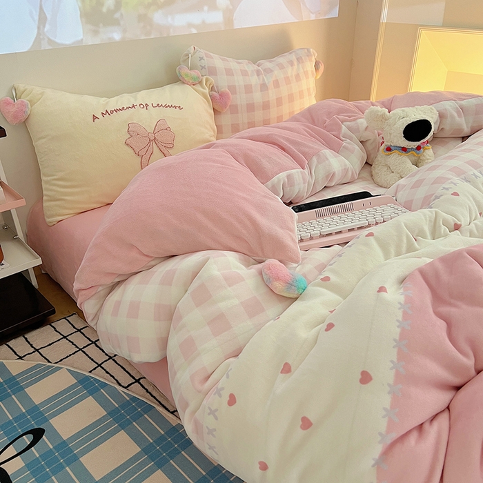 91家纺网 家纺一手货源 找家纺 桃子家居 2025新款insA类少女甜心毛球混搭工艺蝴蝶结刺绣毛巾绣印花加厚牛奶绒四件套 绒毛球-蝴蝶结粉甜心