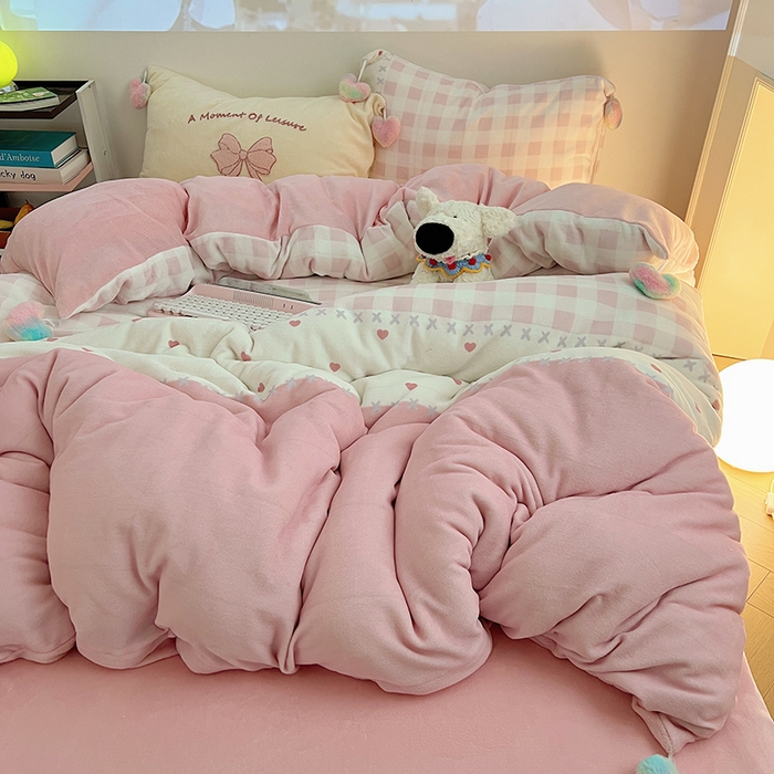 91家纺网 家纺一手货源 找家纺 桃子家居 2025新款insA类少女甜心毛球混搭工艺蝴蝶结刺绣毛巾绣印花加厚牛奶绒四件套 绒毛球-蝴蝶结粉甜心