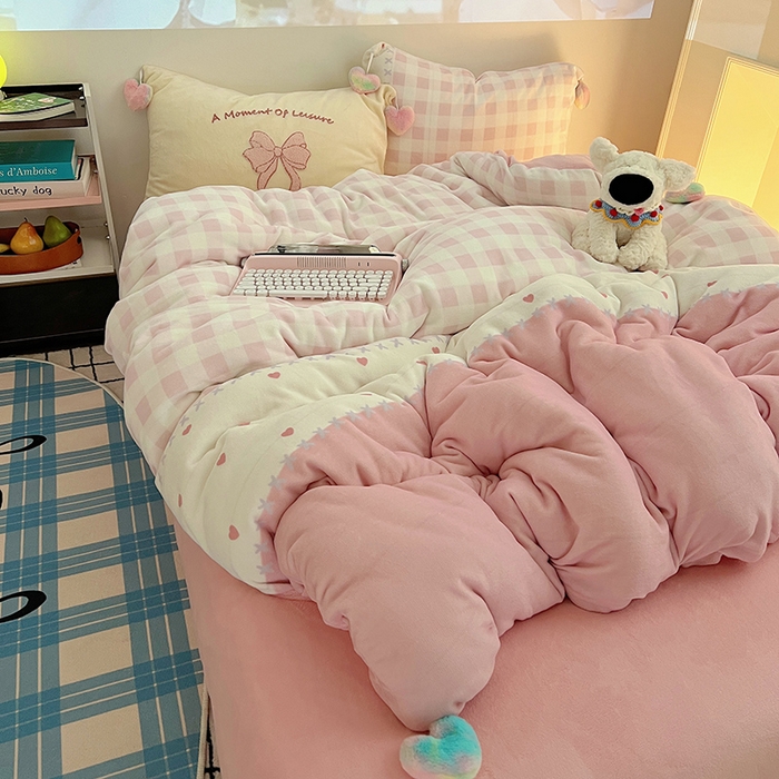 91家纺网 家纺一手货源 找家纺 桃子家居 2025新款insA类少女甜心毛球混搭工艺蝴蝶结刺绣毛巾绣印花加厚牛奶绒四件套 绒毛球-蝴蝶结粉甜心