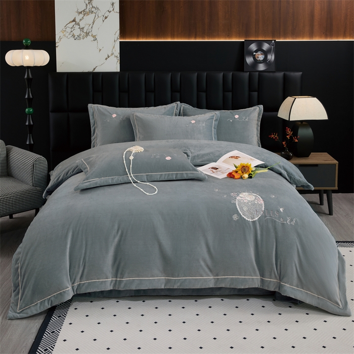 91家纺网 家纺一手货源 找家纺 （总）畅畅家纺 2025新款宽边加厚9斤加厚全消光牛奶绒宽边刺绣绣花四件套-慕斯绒系列