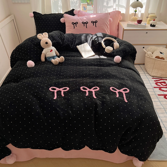 91家纺网 家纺一手货源 找家纺 桃子家居 2025新款insA类少女甜心毛球混搭工艺蝴蝶结刺绣毛巾绣印花加厚牛奶绒四件套 绒毛球-蝴蝶结黑莓粉粉