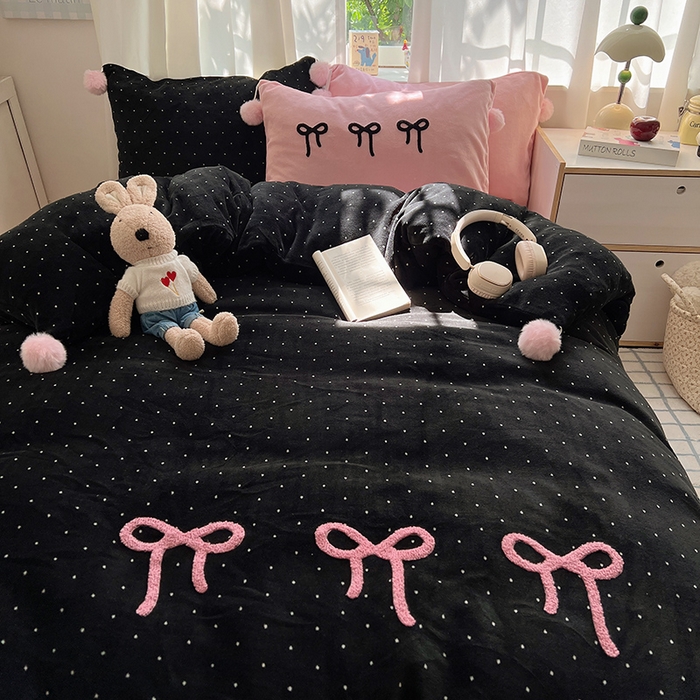 91家纺网 家纺一手货源 找家纺 桃子家居 2025新款insA类少女甜心毛球混搭工艺蝴蝶结刺绣毛巾绣印花加厚牛奶绒四件套 绒毛球-蝴蝶结黑莓粉粉