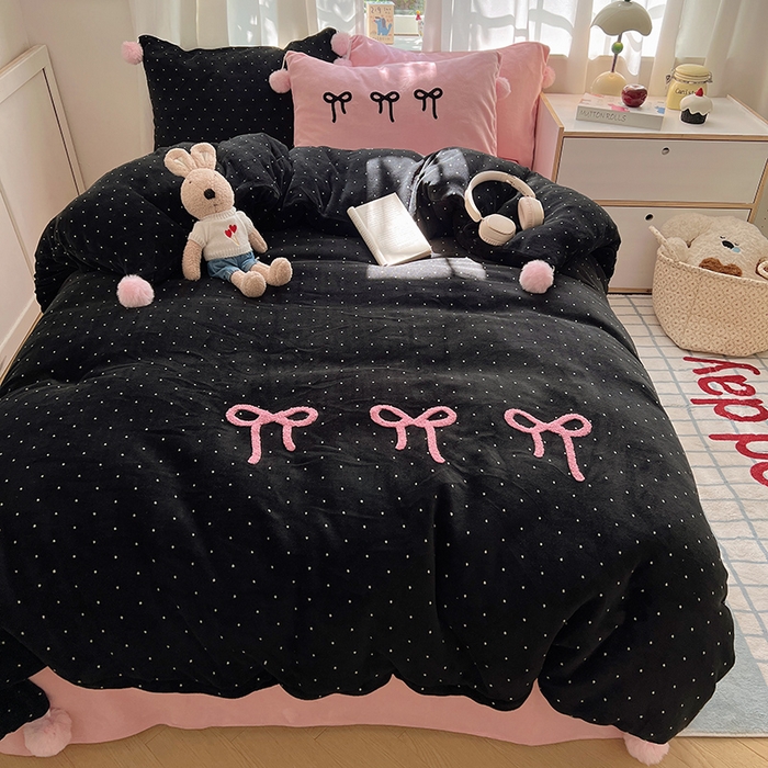 91家纺网 家纺一手货源 找家纺 桃子家居 2025新款insA类少女甜心毛球混搭工艺蝴蝶结刺绣毛巾绣印花加厚牛奶绒四件套 绒毛球-蝴蝶结黑莓粉粉