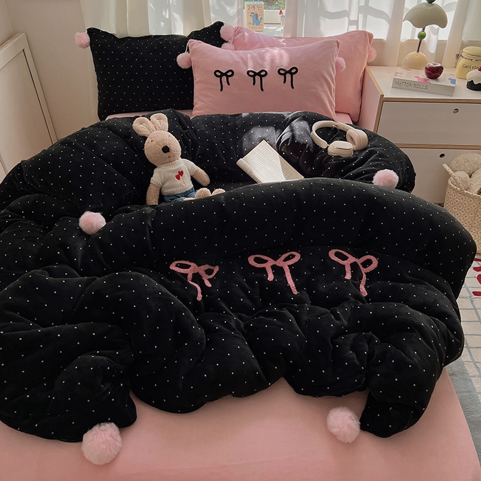 91家纺网 家纺一手货源 找家纺 桃子家居 2025新款insA类少女甜心毛球混搭工艺蝴蝶结刺绣毛巾绣印花加厚牛奶绒四件套 绒毛球-蝴蝶结黑莓粉粉