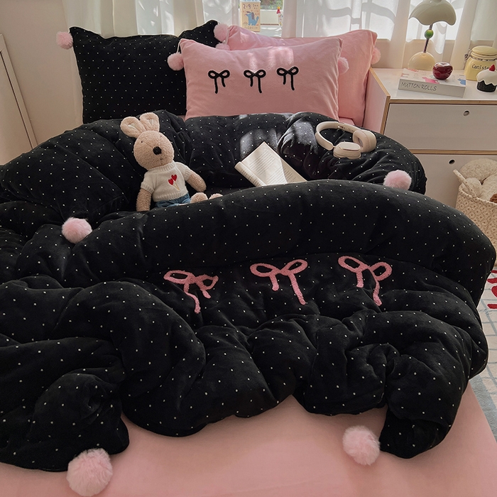 91家纺网 家纺一手货源 找家纺 桃子家居 2025新款insA类少女甜心毛球混搭工艺蝴蝶结刺绣毛巾绣印花加厚牛奶绒四件套 绒毛球-蝴蝶结黑莓粉粉