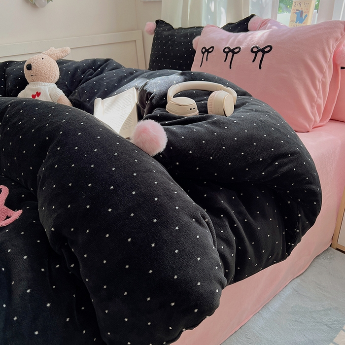 91家纺网 家纺一手货源 找家纺 桃子家居 2025新款insA类少女甜心毛球混搭工艺蝴蝶结刺绣毛巾绣印花加厚牛奶绒四件套 绒毛球-蝴蝶结黑莓粉粉