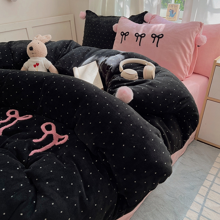 91家纺网 家纺一手货源 找家纺 桃子家居 2025新款insA类少女甜心毛球混搭工艺蝴蝶结刺绣毛巾绣印花加厚牛奶绒四件套 绒毛球-蝴蝶结黑莓粉粉