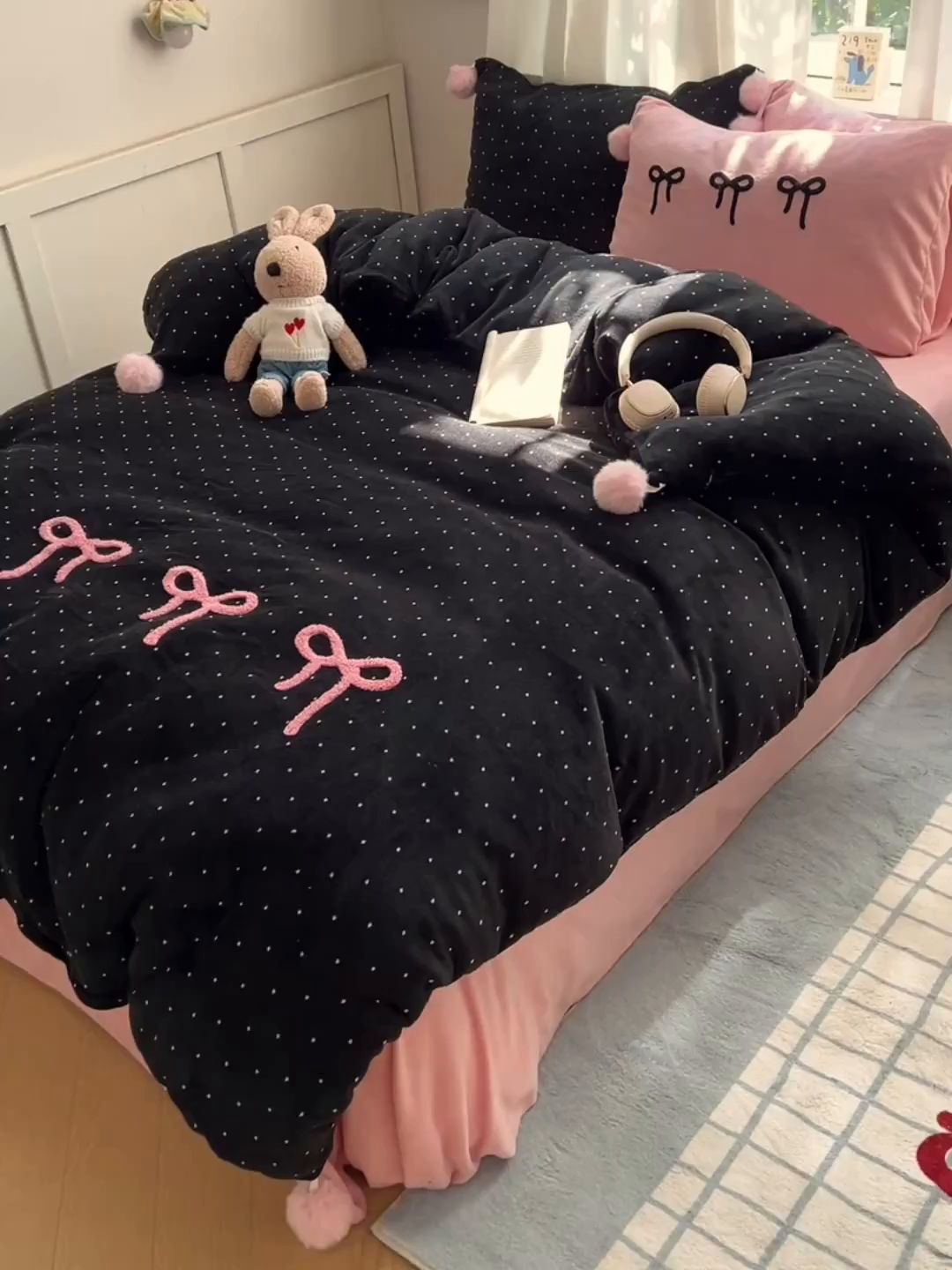 91家纺网 家纺一手货源 找家纺 桃子家居 2025新款insA类少女甜心毛球混搭工艺蝴蝶结刺绣毛巾绣印花加厚牛奶绒四件套 绒毛球-蝴蝶结黑莓粉粉