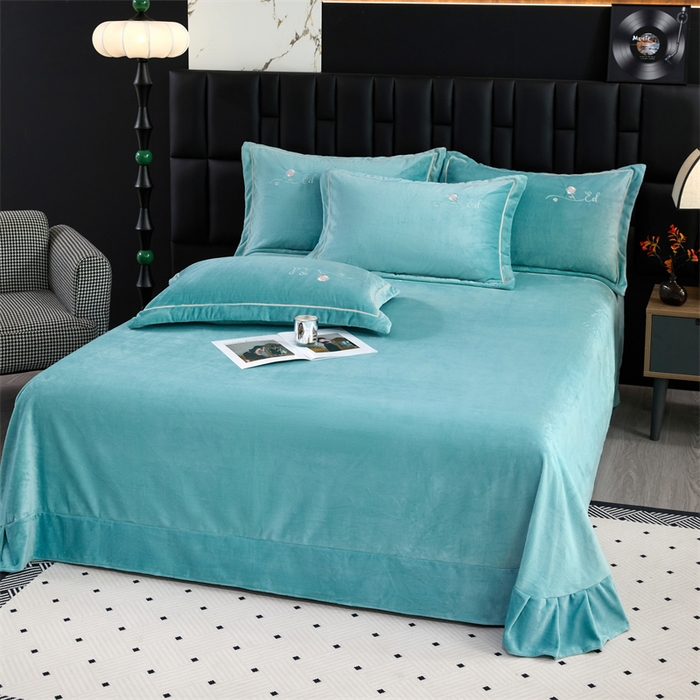 91家纺网 家纺一手货源 找家纺 畅畅家纺 2025新款宽边加厚9斤加厚全消光牛奶绒宽边刺绣绣花四件套-慕斯绒系列 慕斯绒湖蓝