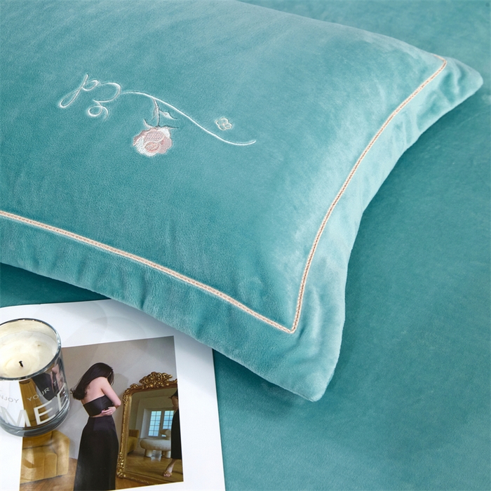 91家纺网 家纺一手货源 找家纺 畅畅家纺 2025新款宽边加厚9斤加厚全消光牛奶绒宽边刺绣绣花四件套-慕斯绒系列 慕斯绒湖蓝