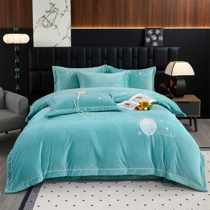 91家纺网 家纺一手货源 找家纺 畅畅家纺 2025新款宽边加厚9斤加厚全消光牛奶绒宽边刺绣绣花四件套-慕斯绒系列 慕斯绒湖蓝