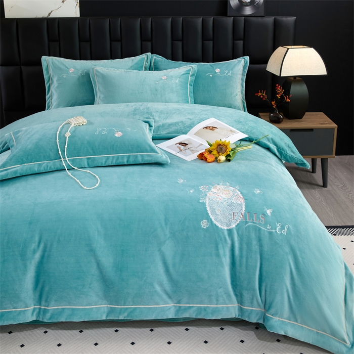 91家纺网 家纺一手货源 找家纺 畅畅家纺 2025新款宽边加厚9斤加厚全消光牛奶绒宽边刺绣绣花四件套-慕斯绒系列 慕斯绒湖蓝