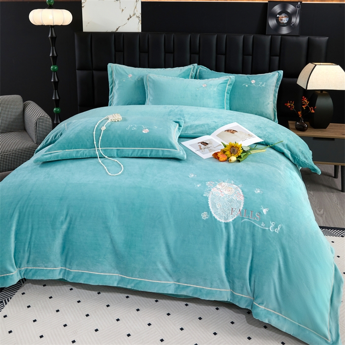 91家纺网 家纺一手货源 找家纺 畅畅家纺 2025新款宽边加厚9斤加厚全消光牛奶绒宽边刺绣绣花四件套-慕斯绒系列 慕斯绒湖蓝