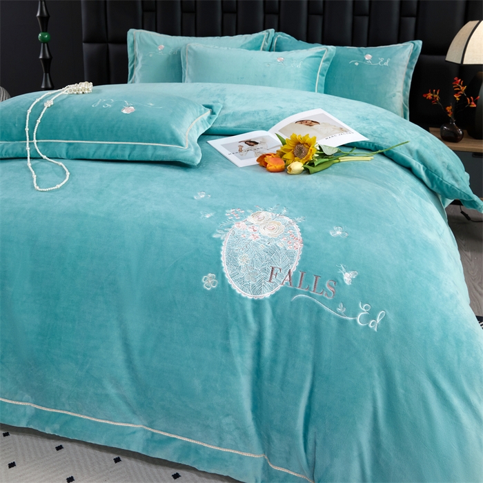 91家纺网 家纺一手货源 找家纺 畅畅家纺 2025新款宽边加厚9斤加厚全消光牛奶绒宽边刺绣绣花四件套-慕斯绒系列 慕斯绒湖蓝