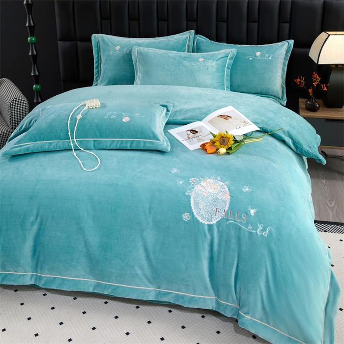 91家纺网 家纺一手货源 找家纺 畅畅家纺 2025新款宽边加厚9斤加厚全消光牛奶绒宽边刺绣绣花四件套-慕斯绒系列 慕斯绒湖蓝