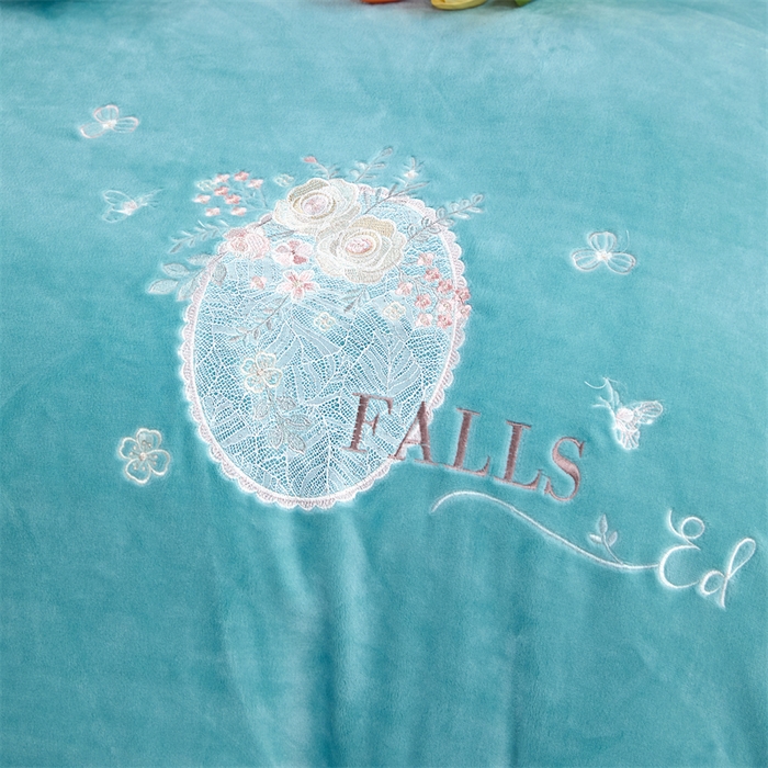 91家纺网 家纺一手货源 找家纺 畅畅家纺 2025新款宽边加厚9斤加厚全消光牛奶绒宽边刺绣绣花四件套-慕斯绒系列 慕斯绒湖蓝