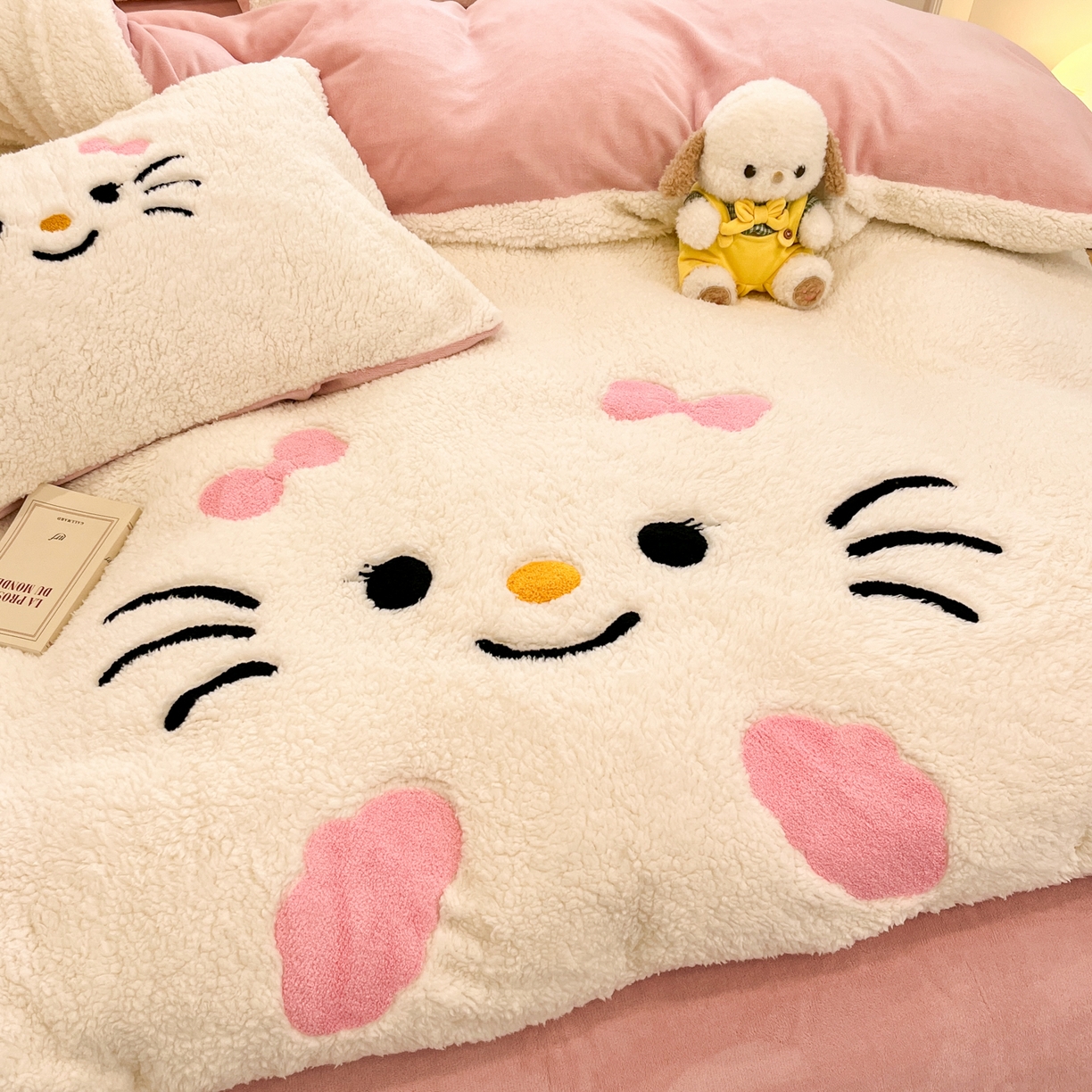 91家纺网 家纺一手货源 找家纺 乐坊 2025新款大阪羊羔绒牛奶绒卡通四件套冬季加厚保暖 可爱猫咪-白粉