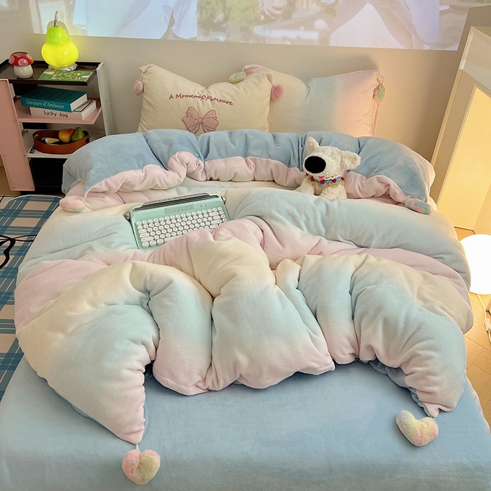 91家纺网 家纺一手货源 找家纺 桃子家居 2025新款insA类少女甜心毛球混搭工艺蝴蝶结刺绣毛巾绣印花加厚牛奶绒四件套 绒毛球-蝴蝶结渐变粉蓝黄