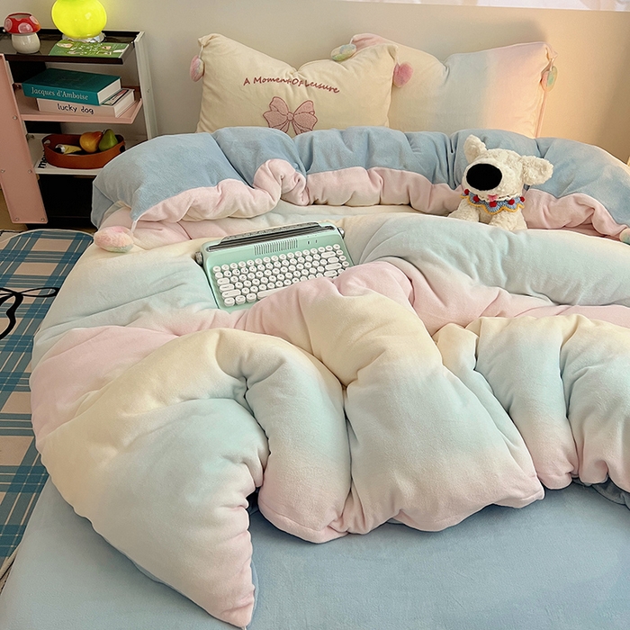 91家纺网 家纺一手货源 找家纺 桃子家居 2025新款insA类少女甜心毛球混搭工艺蝴蝶结刺绣毛巾绣印花加厚牛奶绒四件套 绒毛球-蝴蝶结渐变粉蓝黄