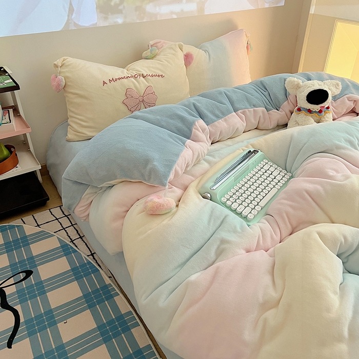 91家纺网 家纺一手货源 找家纺 桃子家居 2025新款insA类少女甜心毛球混搭工艺蝴蝶结刺绣毛巾绣印花加厚牛奶绒四件套 绒毛球-蝴蝶结渐变粉蓝黄