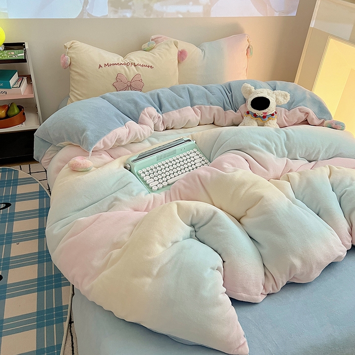 91家纺网 家纺一手货源 找家纺 桃子家居 2025新款insA类少女甜心毛球混搭工艺蝴蝶结刺绣毛巾绣印花加厚牛奶绒四件套 绒毛球-蝴蝶结渐变粉蓝黄