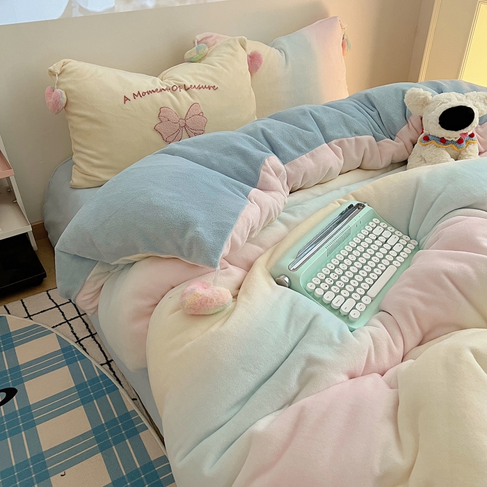 91家纺网 家纺一手货源 找家纺 桃子家居 2025新款insA类少女甜心毛球混搭工艺蝴蝶结刺绣毛巾绣印花加厚牛奶绒四件套 绒毛球-蝴蝶结渐变粉蓝黄