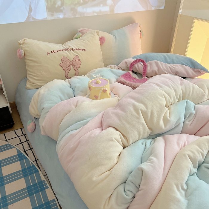 91家纺网 家纺一手货源 找家纺 桃子家居 2025新款insA类少女甜心毛球混搭工艺蝴蝶结刺绣毛巾绣印花加厚牛奶绒四件套 绒毛球-蝴蝶结渐变粉蓝黄