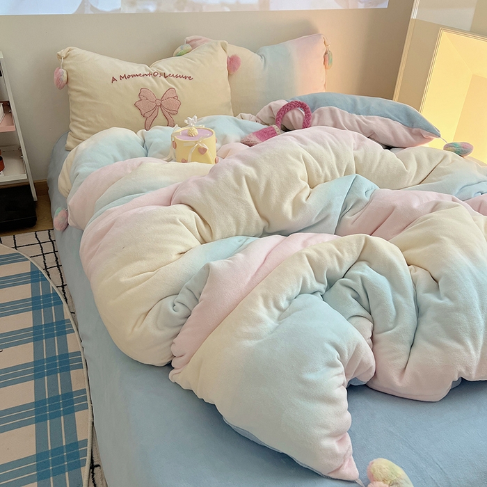 91家纺网 家纺一手货源 找家纺 桃子家居 2025新款insA类少女甜心毛球混搭工艺蝴蝶结刺绣毛巾绣印花加厚牛奶绒四件套 绒毛球-蝴蝶结渐变粉蓝黄