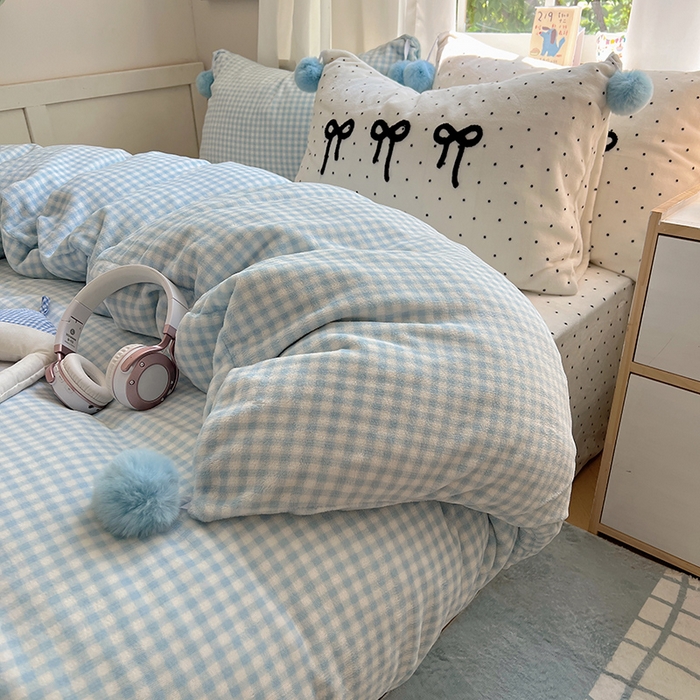 91家纺网 家纺一手货源 找家纺 桃子家居 2025新款insA类少女甜心毛球混搭工艺蝴蝶结刺绣毛巾绣印花加厚牛奶绒四件套 绒毛球-蝴蝶结蓝格白点