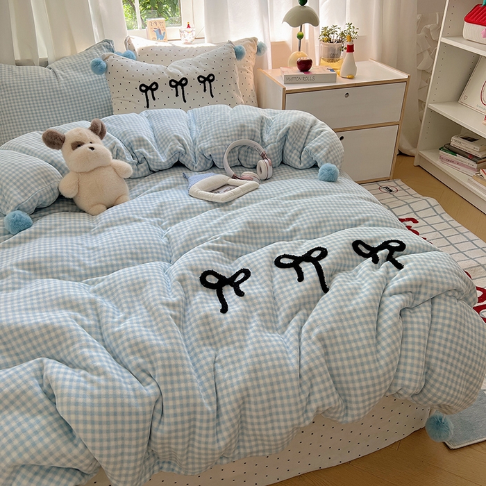 91家纺网 家纺一手货源 找家纺 桃子家居 2025新款insA类少女甜心毛球混搭工艺蝴蝶结刺绣毛巾绣印花加厚牛奶绒四件套 绒毛球-蝴蝶结蓝格白点