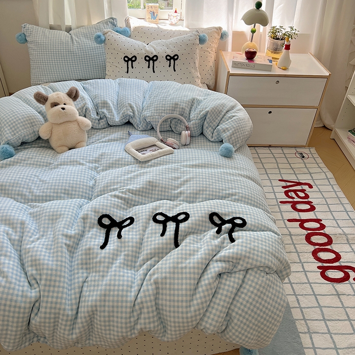 91家纺网 家纺一手货源 找家纺 桃子家居 2025新款insA类少女甜心毛球混搭工艺蝴蝶结刺绣毛巾绣印花加厚牛奶绒四件套 绒毛球-蝴蝶结蓝格白点