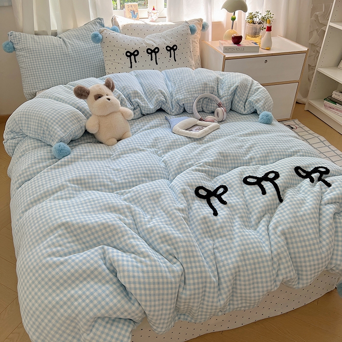 91家纺网 家纺一手货源 找家纺 桃子家居 2025新款insA类少女甜心毛球混搭工艺蝴蝶结刺绣毛巾绣印花加厚牛奶绒四件套 绒毛球-蝴蝶结蓝格白点