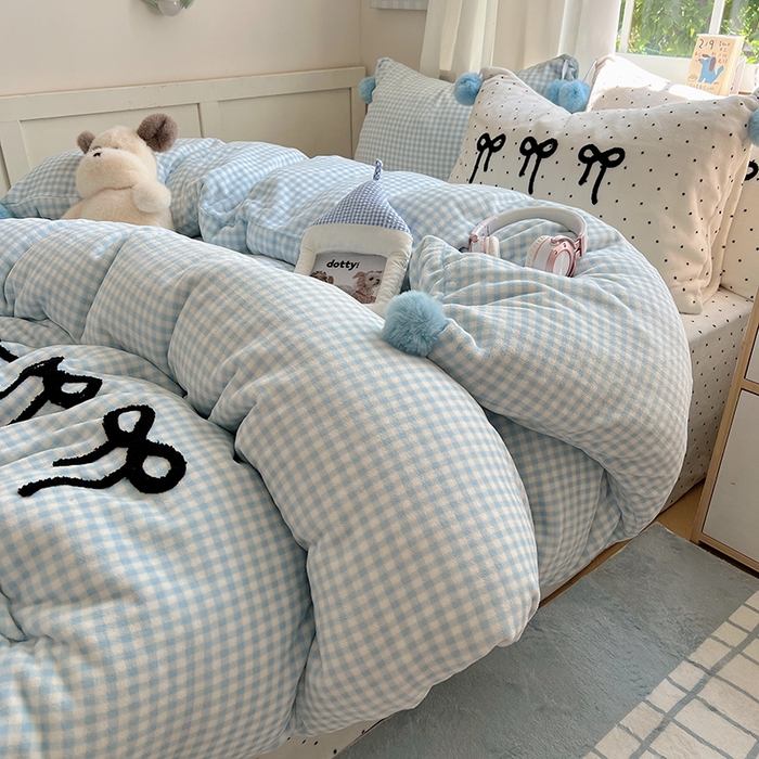 91家纺网 家纺一手货源 找家纺 桃子家居 2025新款insA类少女甜心毛球混搭工艺蝴蝶结刺绣毛巾绣印花加厚牛奶绒四件套 绒毛球-蝴蝶结蓝格白点