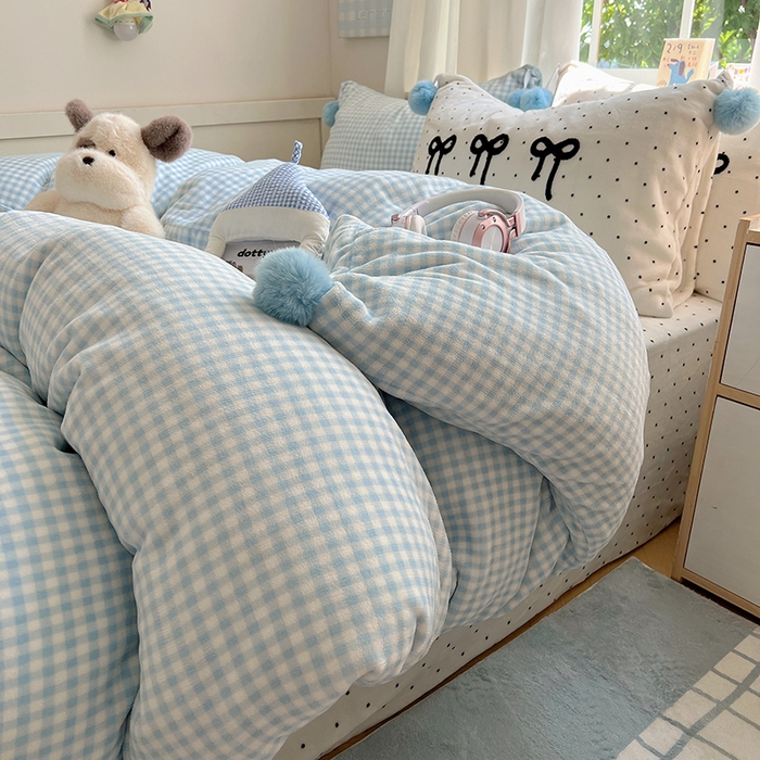 91家纺网 家纺一手货源 找家纺 桃子家居 2025新款insA类少女甜心毛球混搭工艺蝴蝶结刺绣毛巾绣印花加厚牛奶绒四件套 绒毛球-蝴蝶结蓝格白点