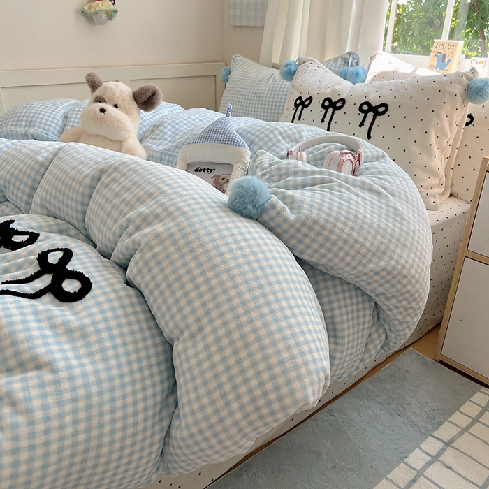 91家纺网 家纺一手货源 找家纺 桃子家居 2025新款insA类少女甜心毛球混搭工艺蝴蝶结刺绣毛巾绣印花加厚牛奶绒四件套 绒毛球-蝴蝶结蓝格白点