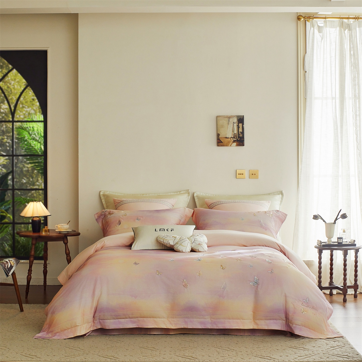 91家纺网 家纺一手货源 找家纺 （总）蓝米卡夫 2025秋冬-A类全棉100支磨毛印+绣-云光蝶梦系列（礼盒包装）-拍摄风格1 提供买家秀