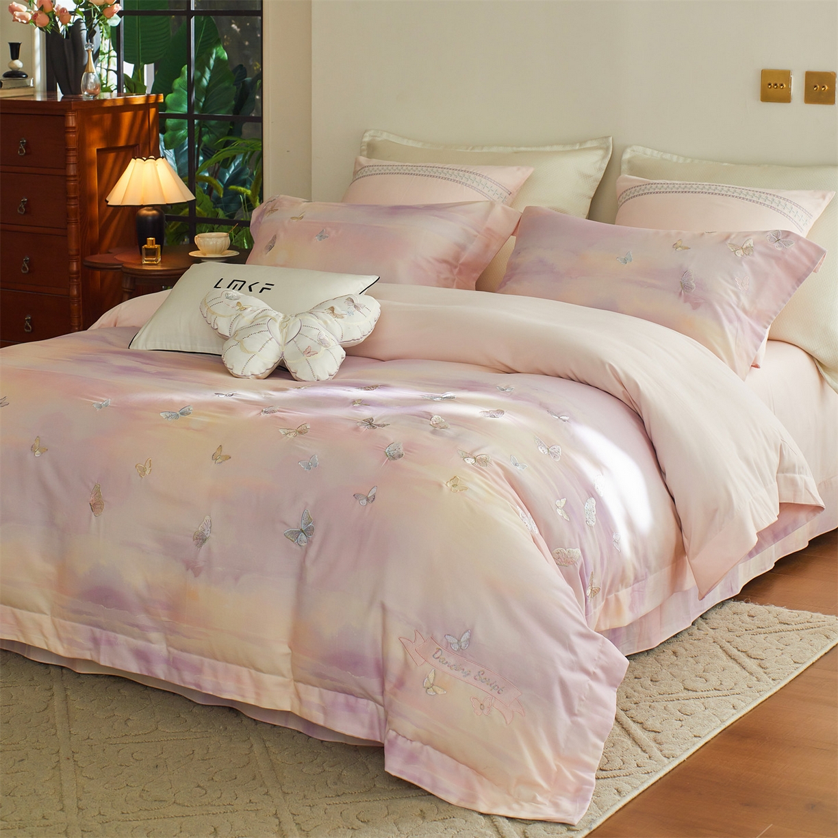 91家纺网 家纺一手货源 找家纺 （总）蓝米卡夫 2025秋冬-A类全棉100支磨毛印+绣-云光蝶梦系列（礼盒包装）-拍摄风格1 提供买家秀