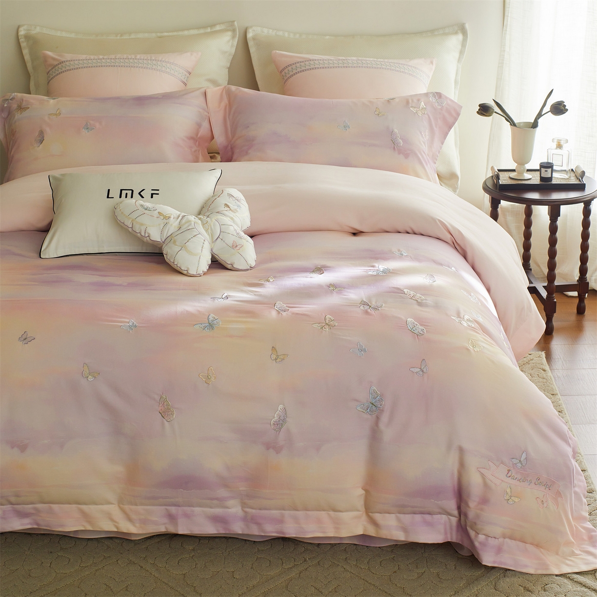 91家纺网 家纺一手货源 找家纺 （总）蓝米卡夫 2025秋冬-A类全棉100支磨毛印+绣-云光蝶梦系列（礼盒包装）-拍摄风格1 提供买家秀