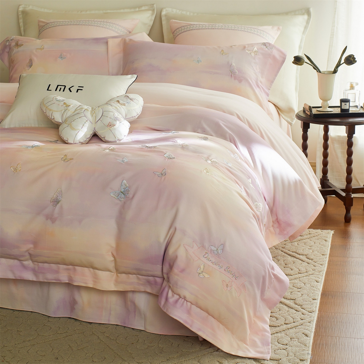 91家纺网 家纺一手货源 找家纺 （总）蓝米卡夫 2025秋冬-A类全棉100支磨毛印+绣-云光蝶梦系列（礼盒包装）-拍摄风格1 提供买家秀