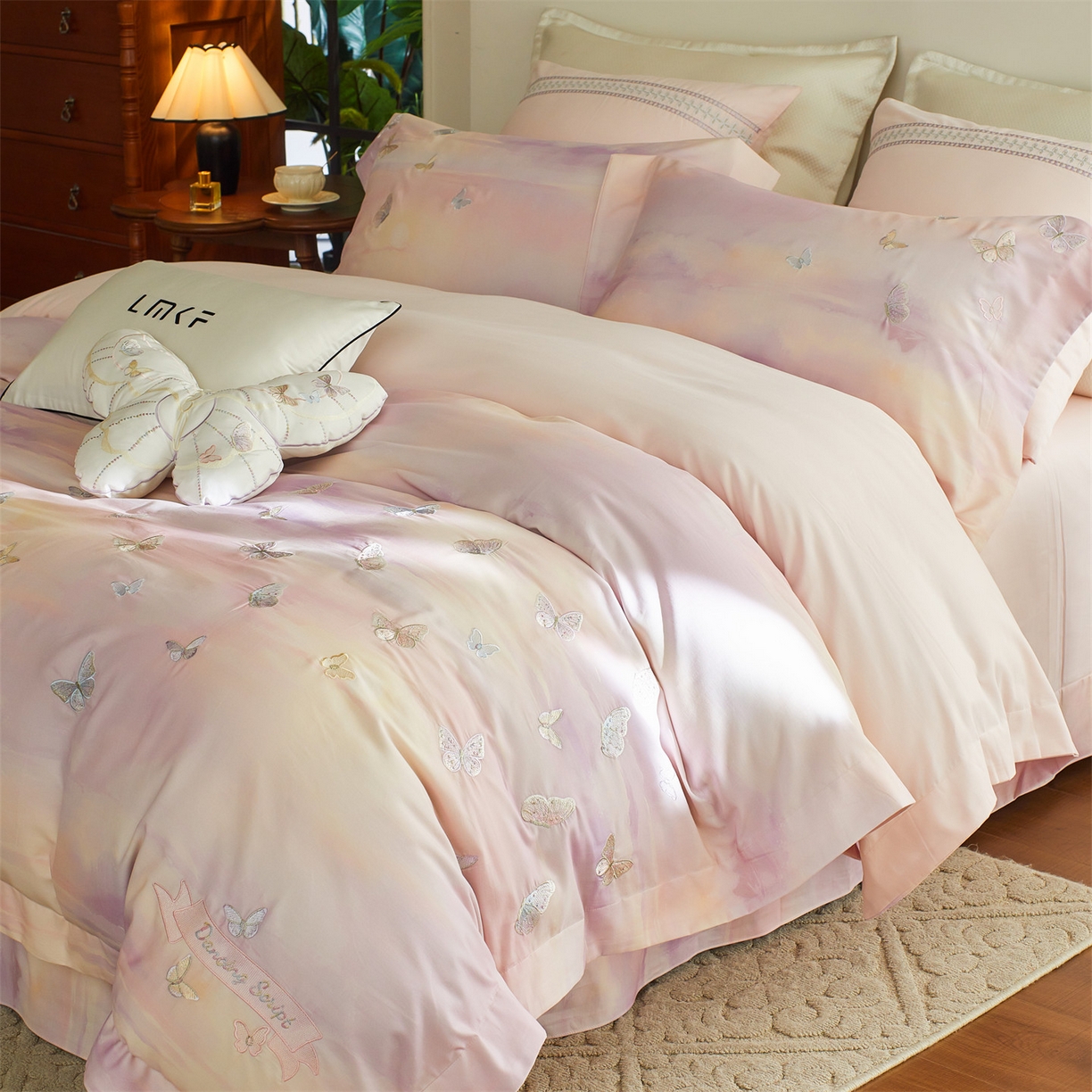 91家纺网 家纺一手货源 找家纺 （总）蓝米卡夫 2025秋冬-A类全棉100支磨毛印+绣-云光蝶梦系列（礼盒包装）-拍摄风格1 提供买家秀