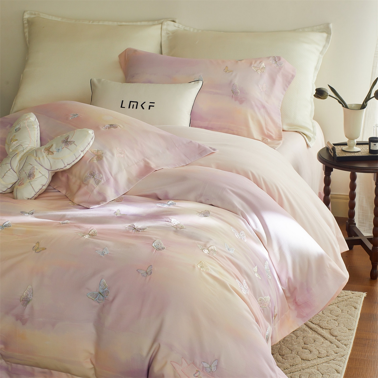 91家纺网 家纺一手货源 找家纺 （总）蓝米卡夫 2025秋冬-A类全棉100支磨毛印+绣-云光蝶梦系列（礼盒包装）-拍摄风格1 提供买家秀