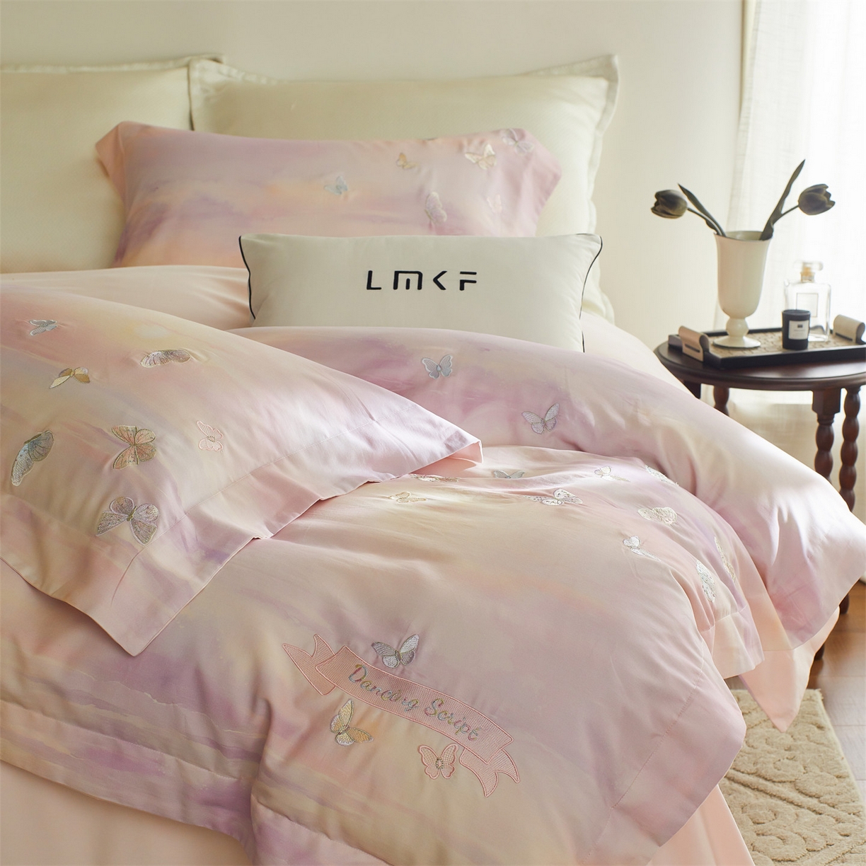 91家纺网 家纺一手货源 找家纺 （总）蓝米卡夫 2025秋冬-A类全棉100支磨毛印+绣-云光蝶梦系列（礼盒包装）-拍摄风格1 提供买家秀